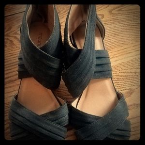 Black  wedges